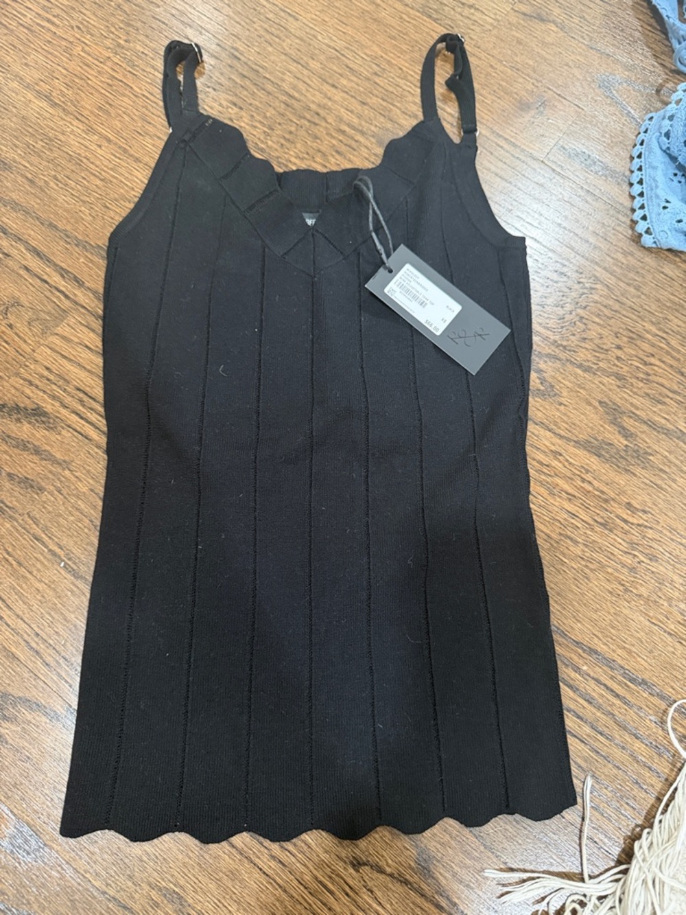 Scallop V-Neck Ribbed knit Tank Top - Black